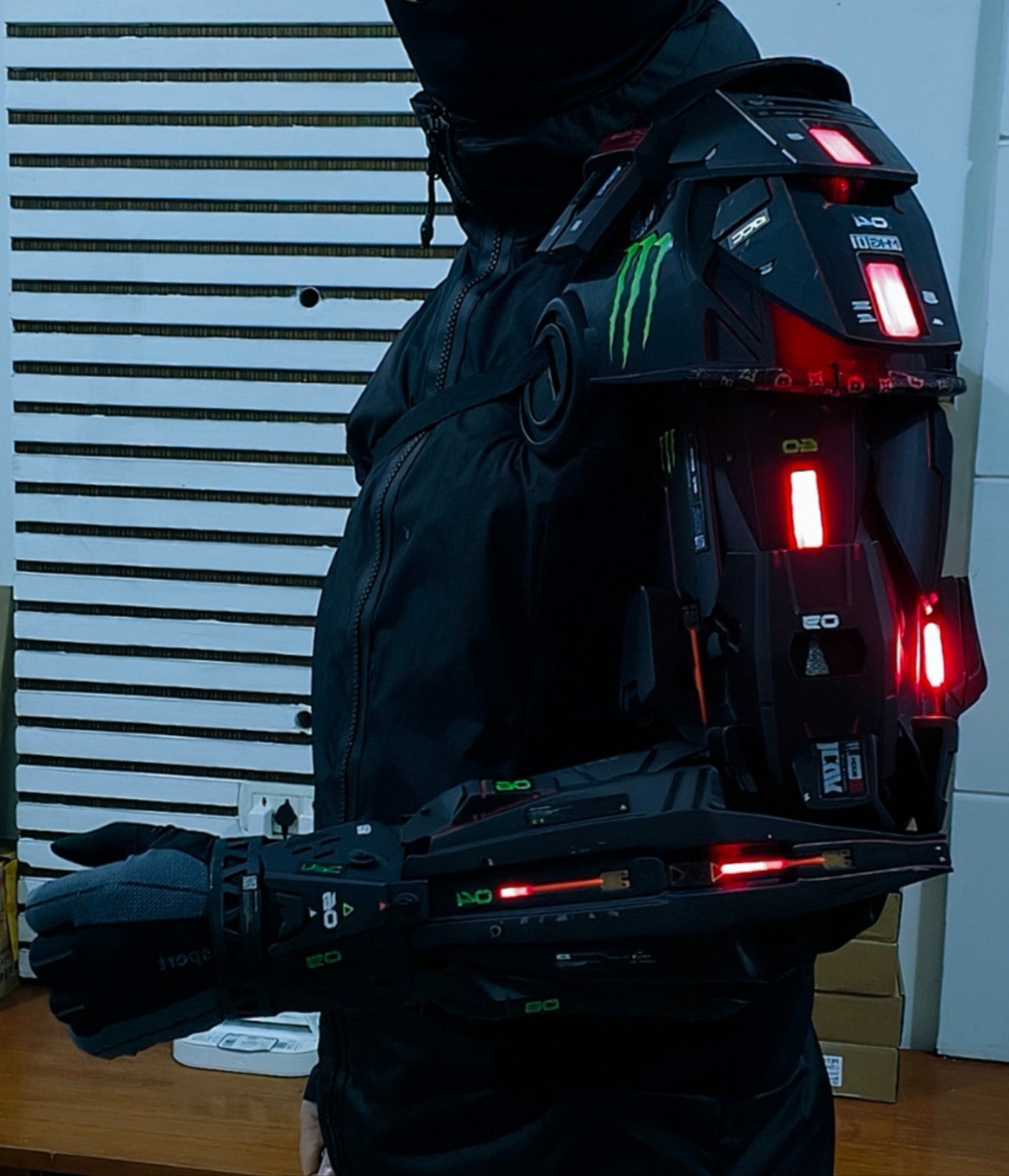 cosplay Cyberpunk 2077 mechanical arm