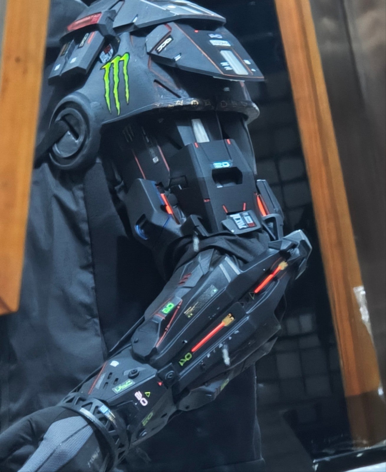 cosplay Cyberpunk 2077 mechanical arm