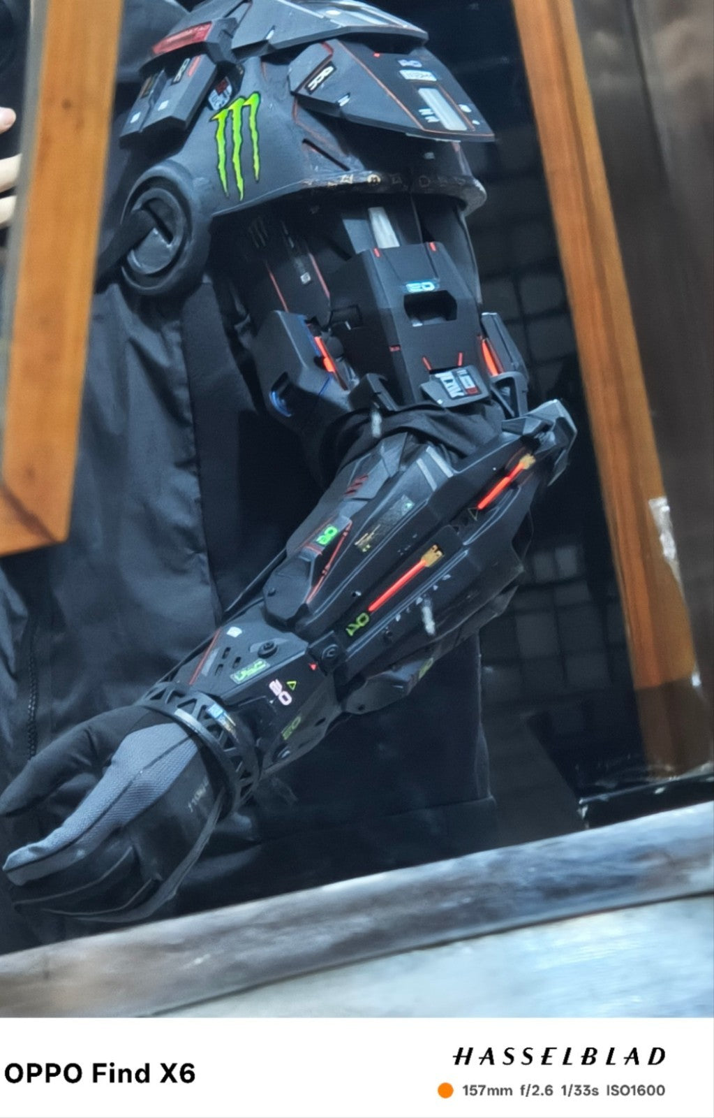 cosplay Cyberpunk 2077 mechanical arm
