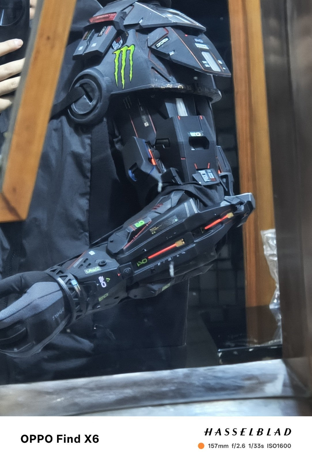 cosplay Cyberpunk 2077 mechanical arm