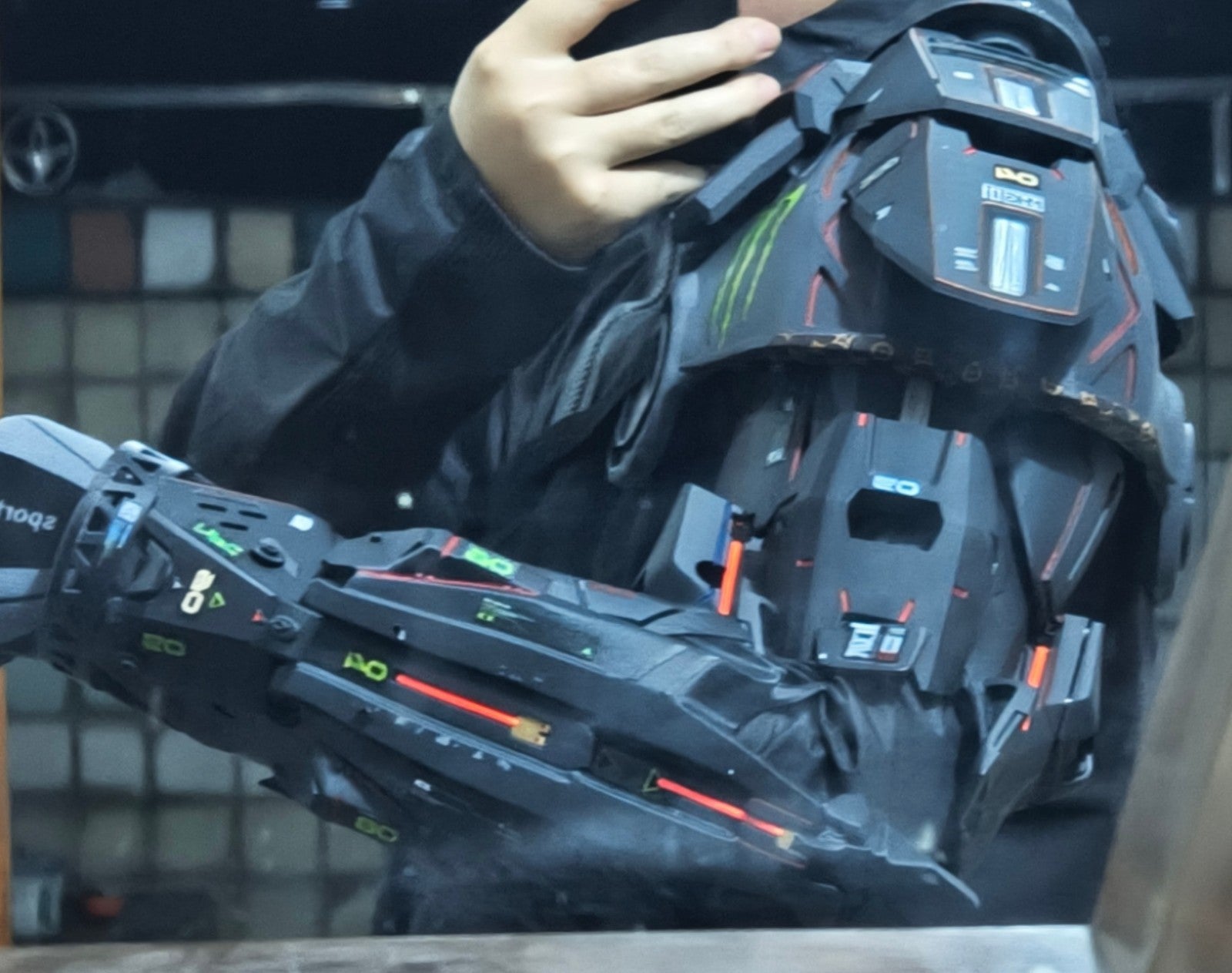 cosplay Cyberpunk 2077 mechanical arm