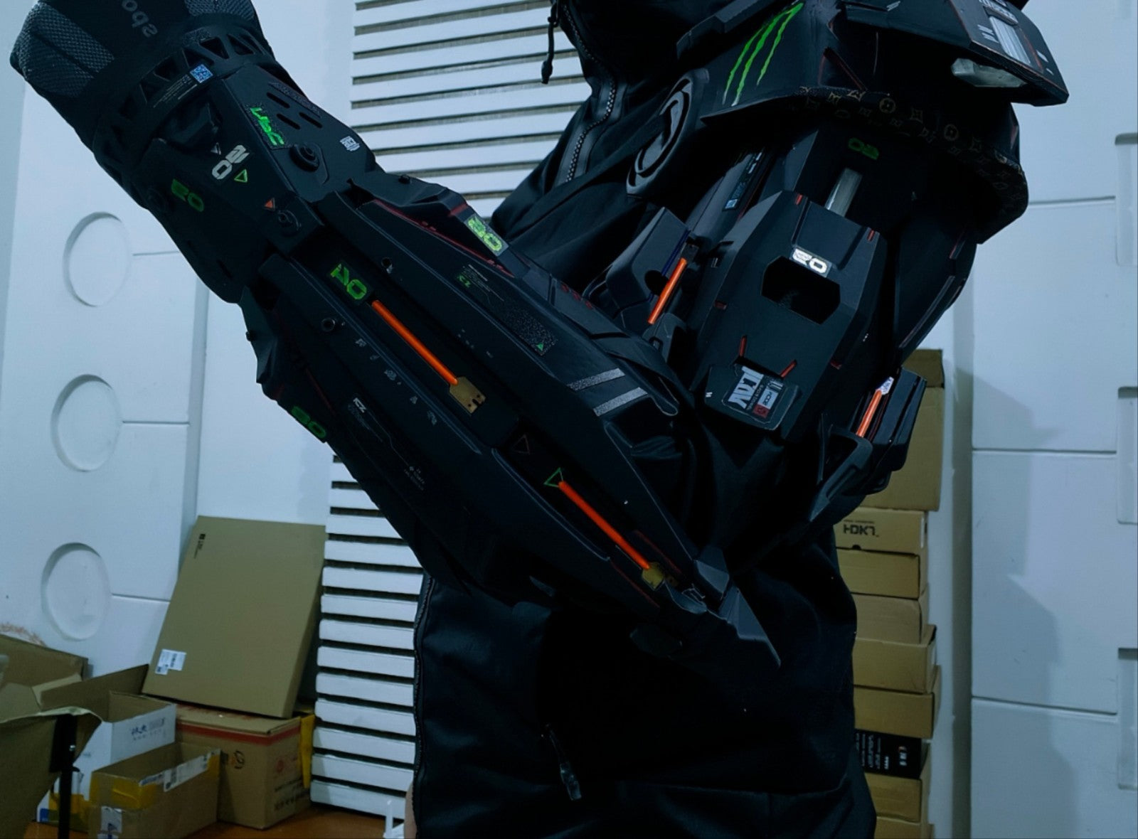cosplay Cyberpunk 2077 mechanical arm