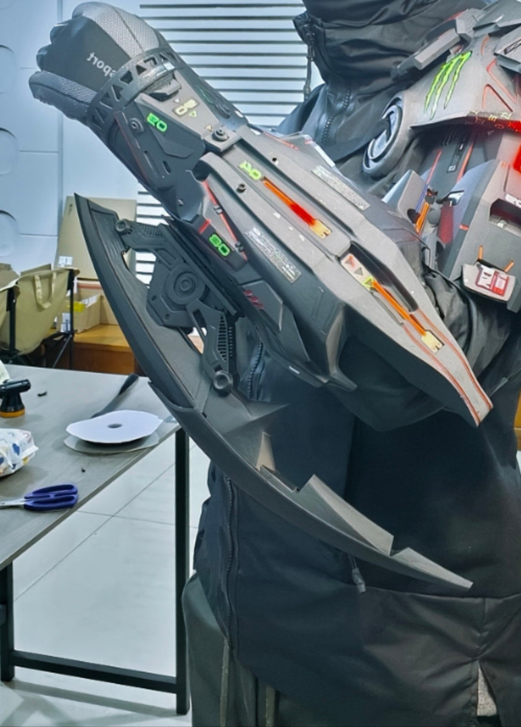 cosplay Cyberpunk 2077 mechanical arm