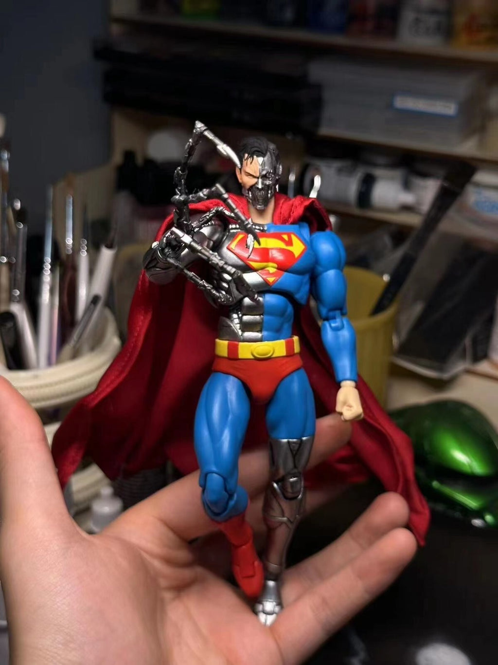 custom head sculpture and machinery hands for mafex superman
